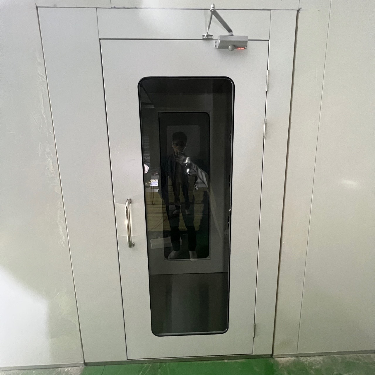 Lắp đặt buồng thổi khí Airshower